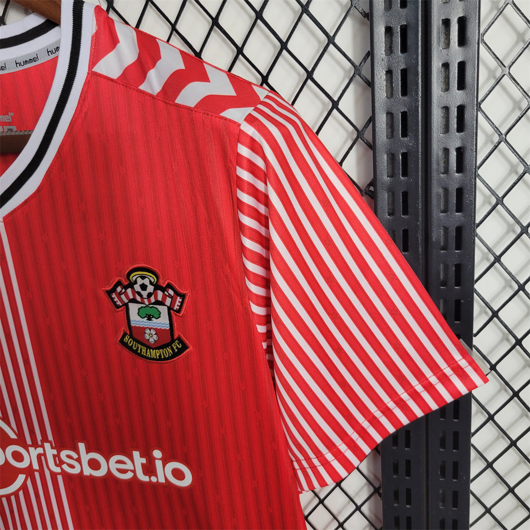 Maillot Southampton 23/24 version fan — vue detail